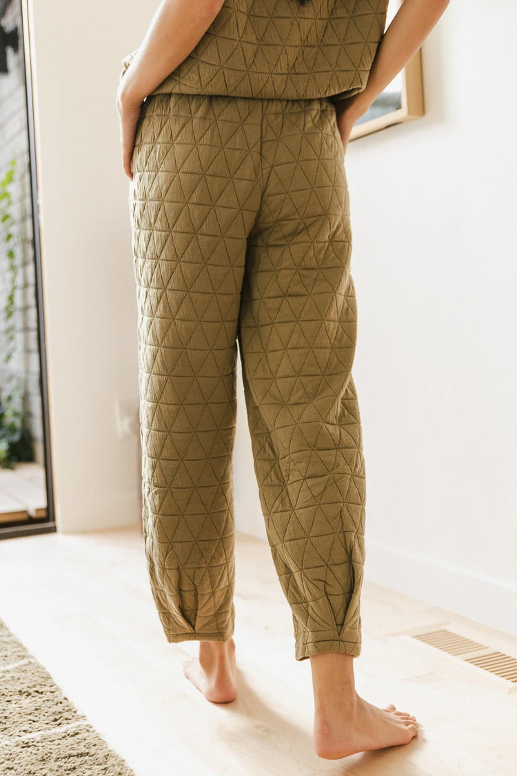 Elastic waist quilted sweatpants in olive 