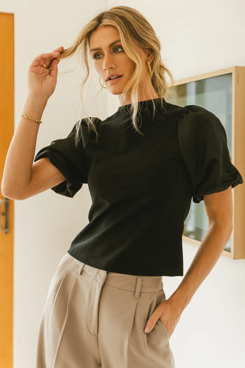 Short puffed sleeves top in black 