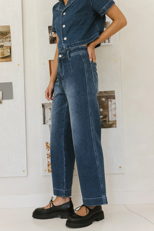 Two back pockets straight legs jeans 