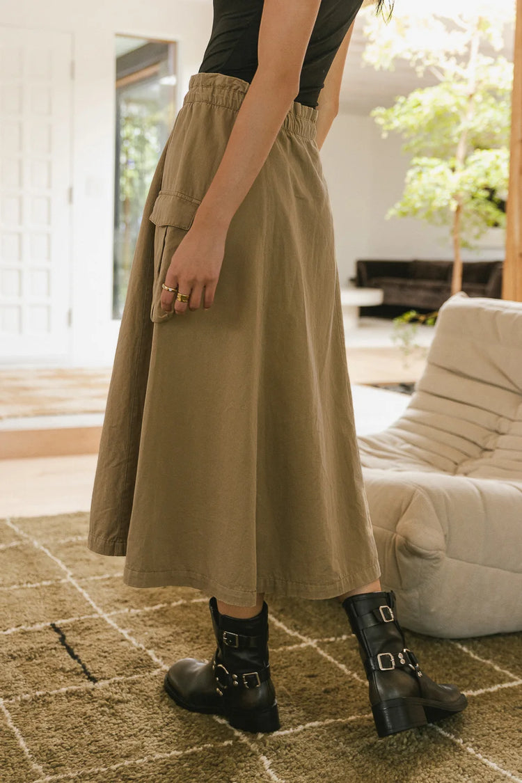 Elastic waist cargo skirt in olive 