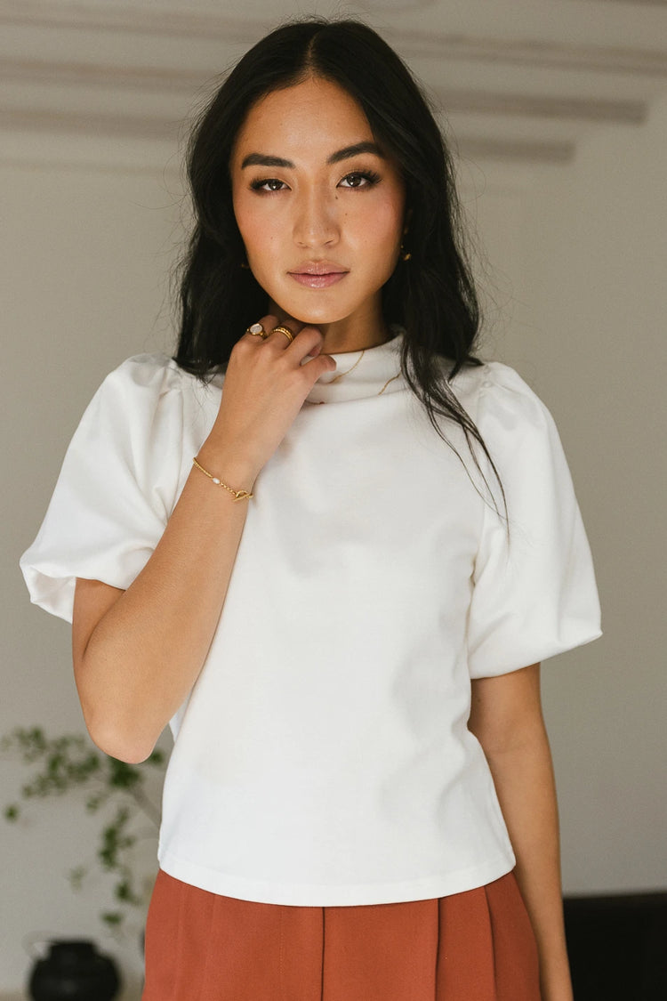 Puffs sleeves top in white 