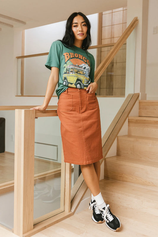 Two front pockets skirt in rust 