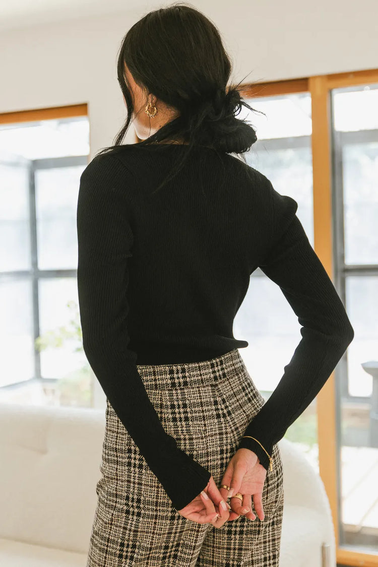 Round neck back sweater in black 