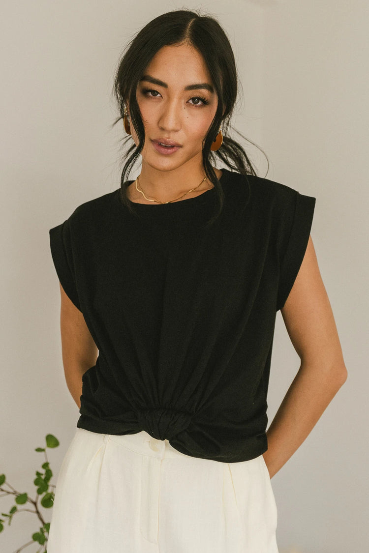Front knotted top in black 