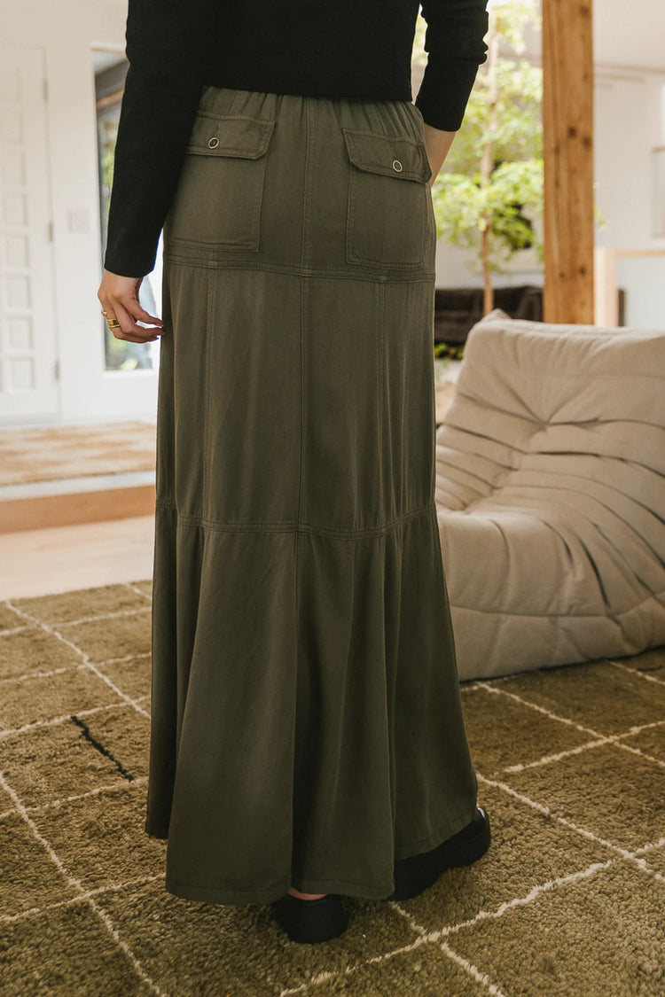 Two back pockets maxi skirt in olive 