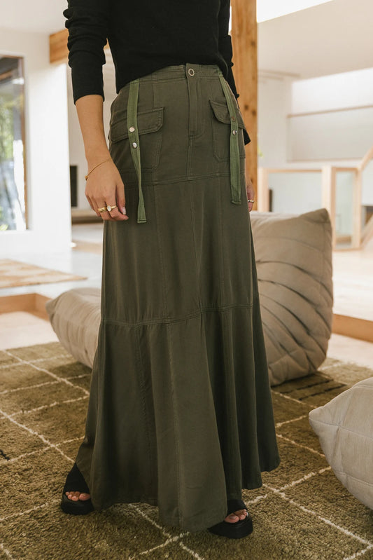 Two front pockets maxi skirt in olive 