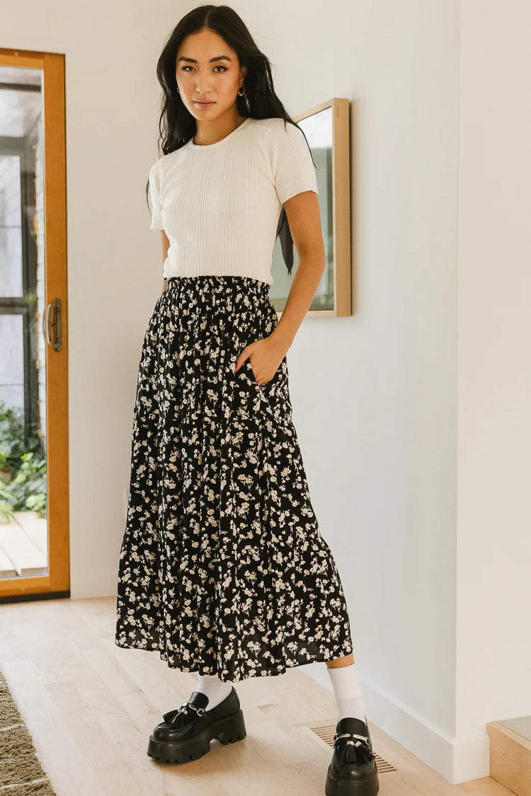 Two pockets floral skirt in black 