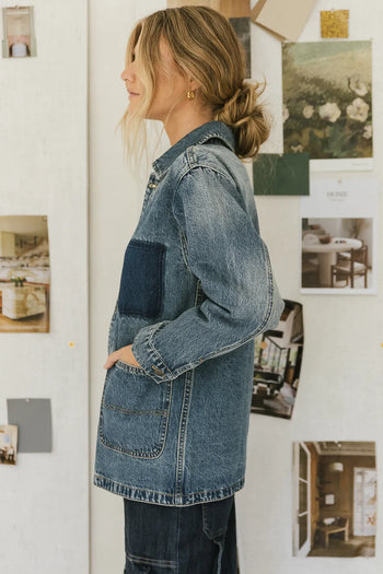 Two front pockets denim jackets in medium wash 