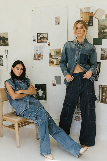 Cargo jeans in dark wash 