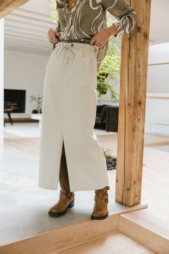 Front slit skirt in taupe 