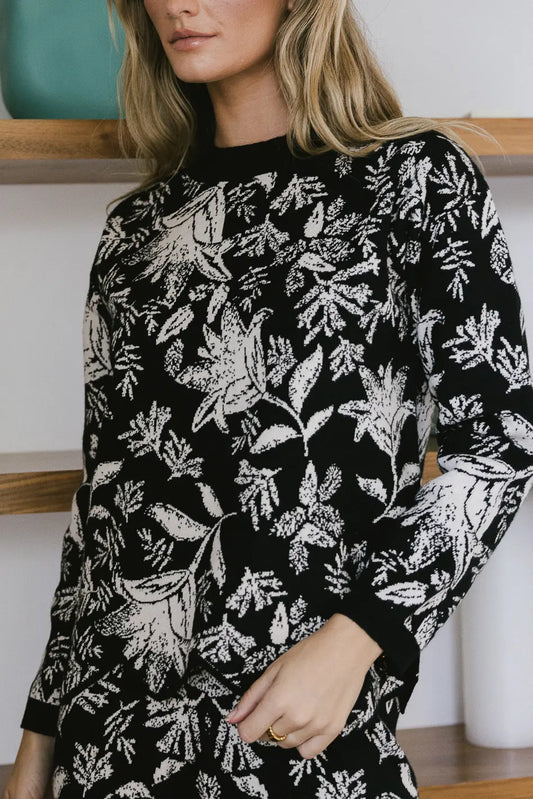 Round neck floral printed sweater in black and white 