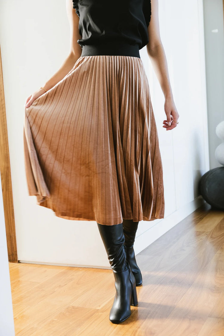Elastic waist skirt in taupe 