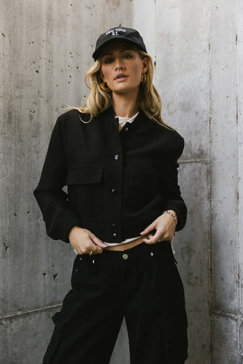 Two front pockets jacket in black