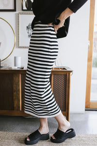 Elastic waist knit skirt in black and white