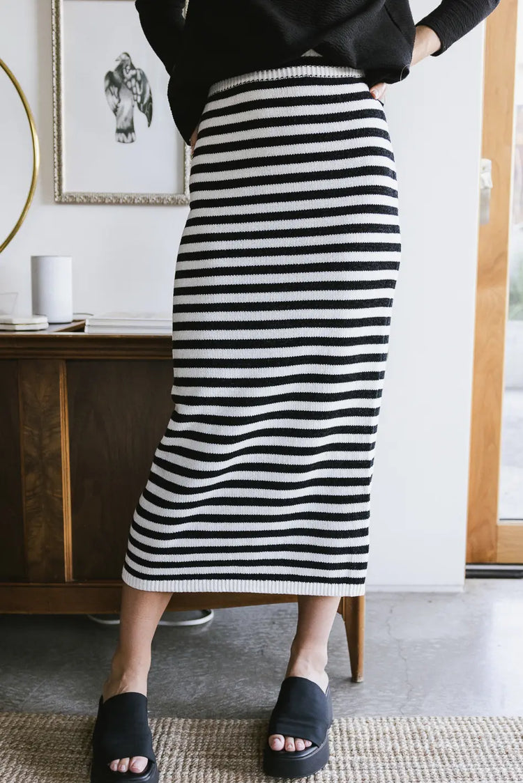 White and black knit skirt 