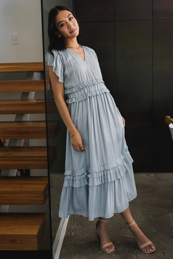 V-Neck ruffle dress in light blue 