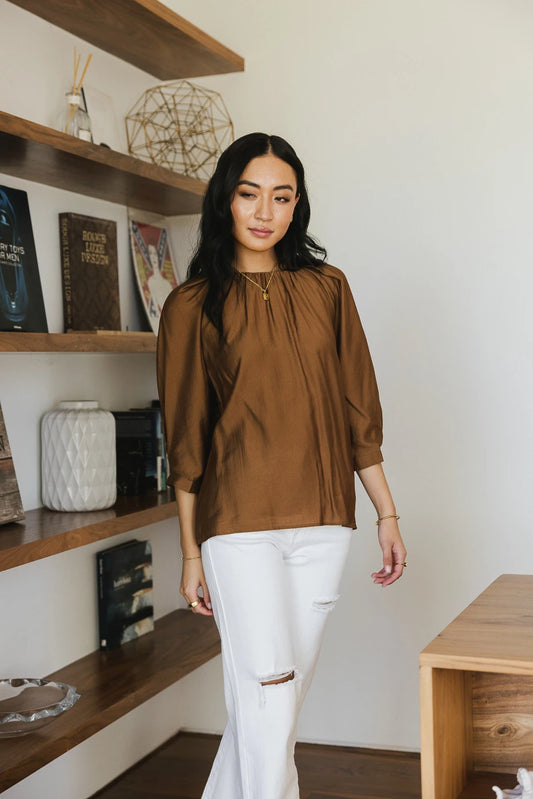 Woven blouse in brown 