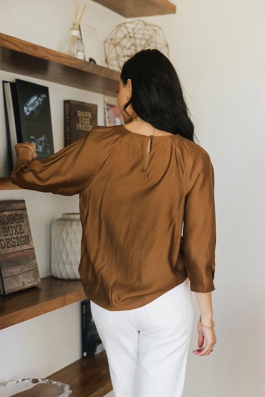 Round neck blouse in brown 