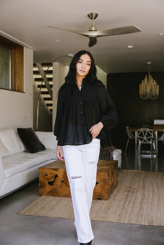 Blouse in black paired with a straight leg jean