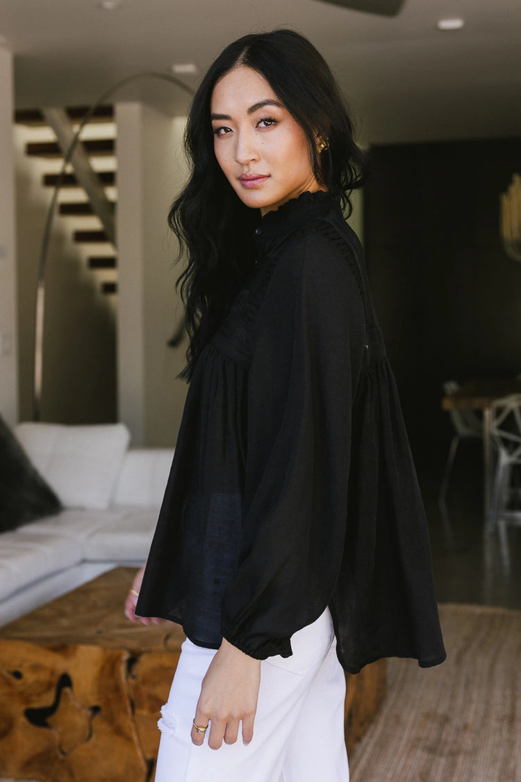 Long sleeves blouse in black 