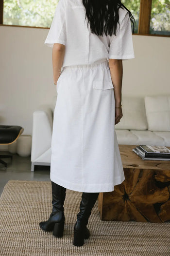 Elastic waist skirt in white 