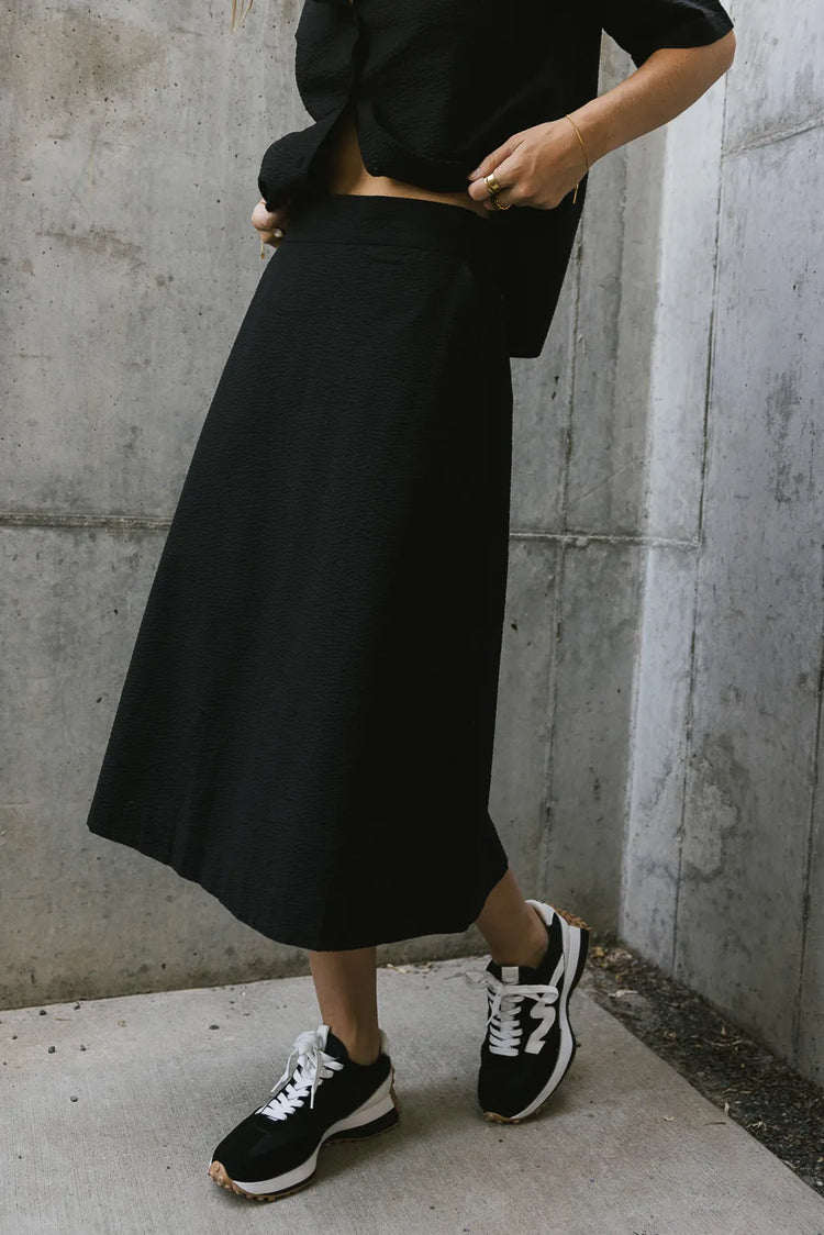 Woven textured skirt in black 