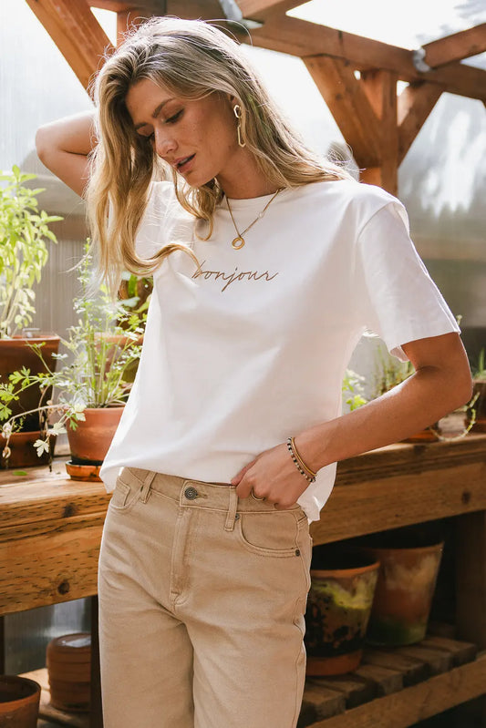 T-Shirt in white paired with a brown jeans 