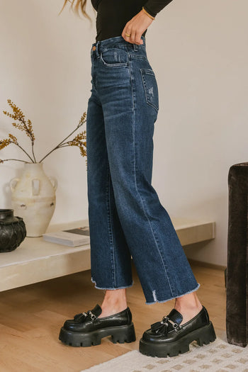 Straight legs jeans in dark wash 