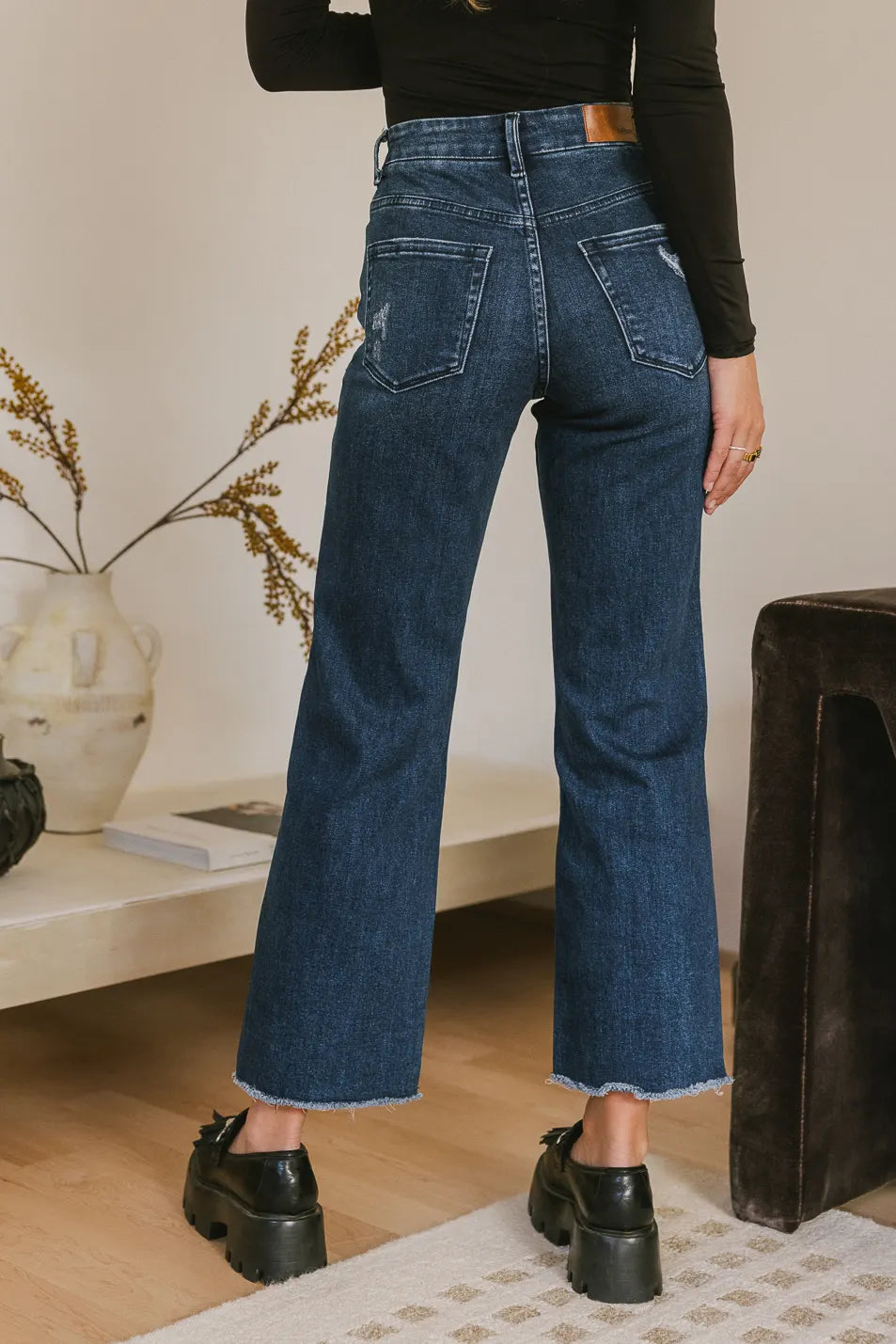Two back pockets straight legs jeans 