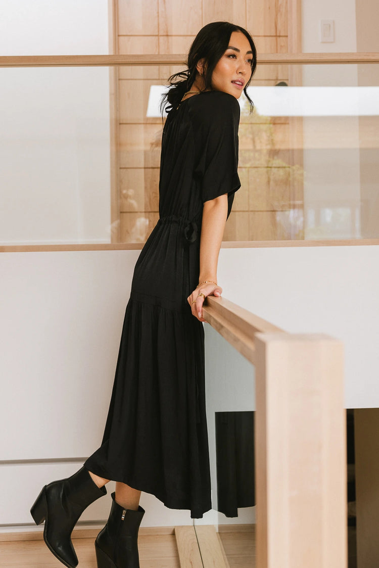 Short sleeves midi dress in black 
