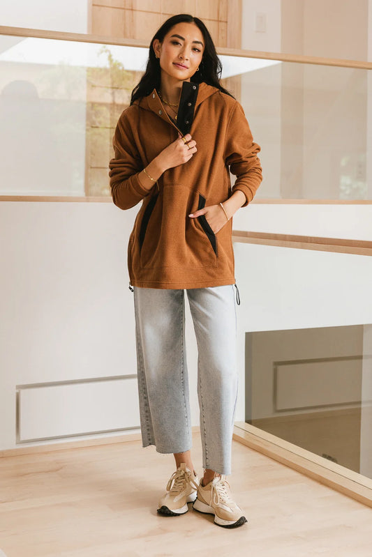 Two front pockets pullover in camel 