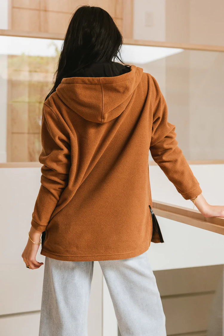 Woven pullover in camel 