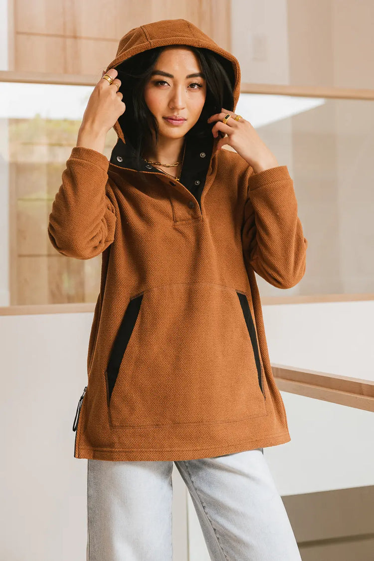 Pullover with a hoodie in camel 
