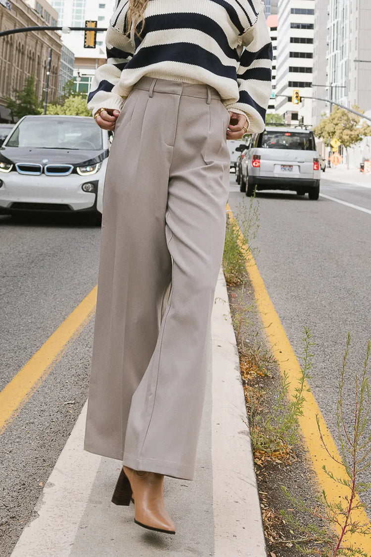 Two hand pockets wide leg pants in taupe 