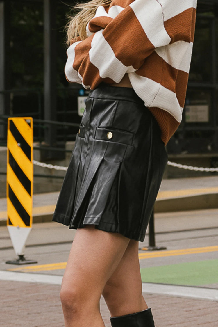 Two front pockets leather skirt in black 