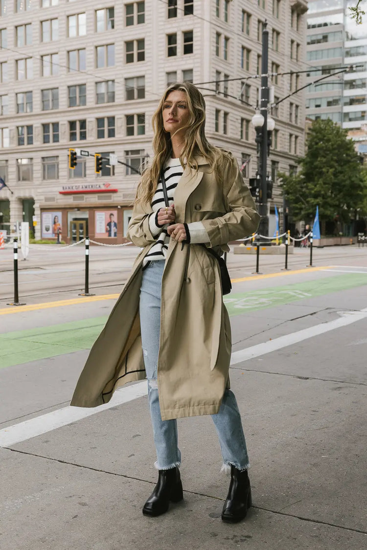 Two front pockets trench coat in tan 