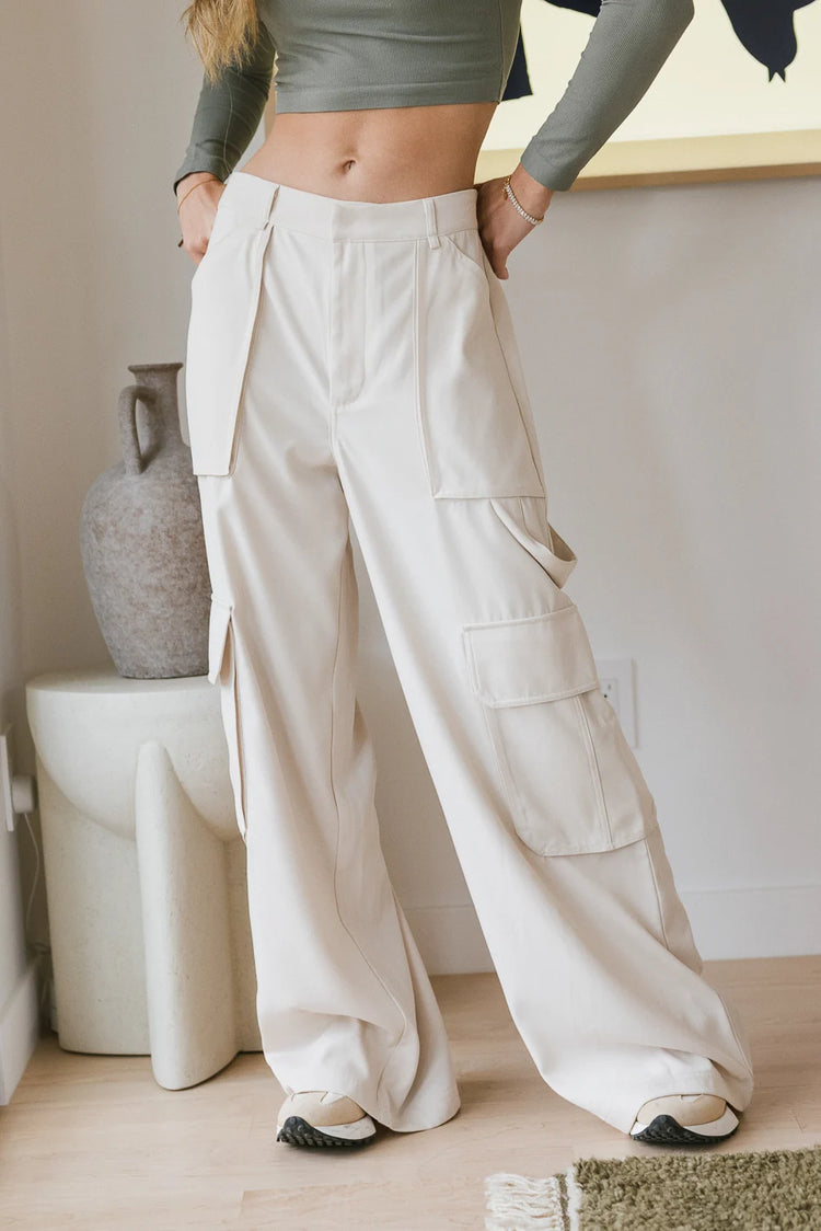 Sides pockets cargo pants in cream 