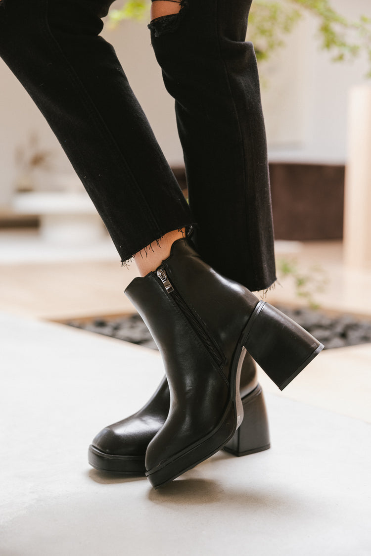 side zipper black boots