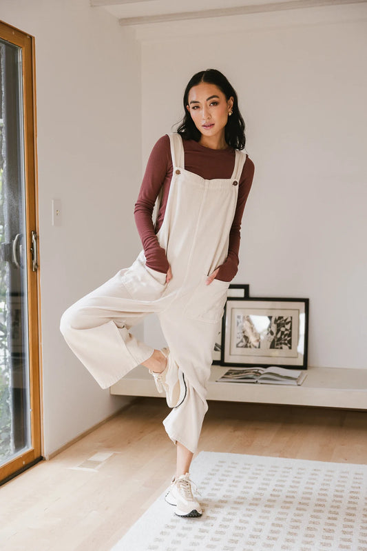 Two front pockets jumpsuit in cream 