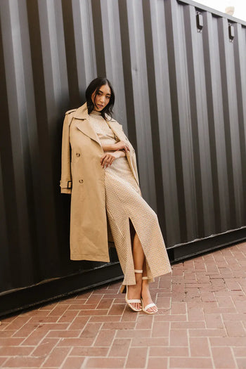 Front buttons trench coat in tan 