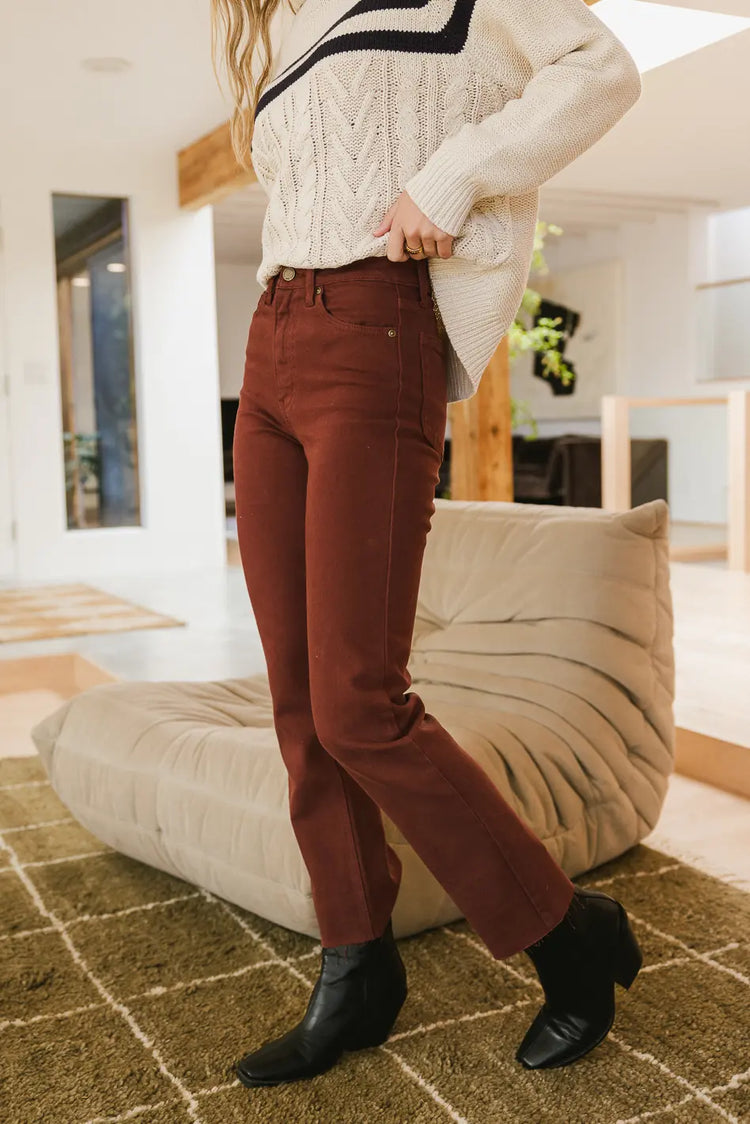 Two front pockets straight leg in burgundy 