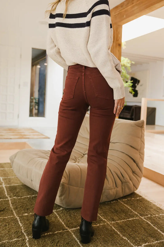Two back pockets straight leg jeans in burgundy 