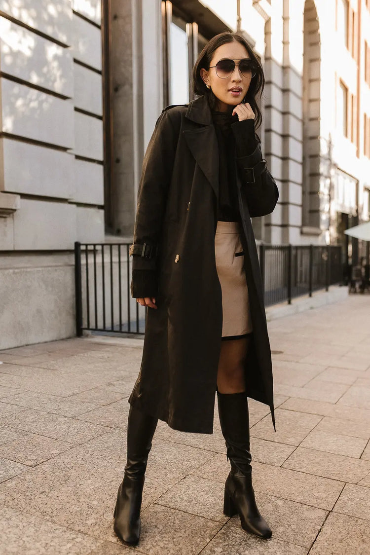 Two side pockets trench coat in black 