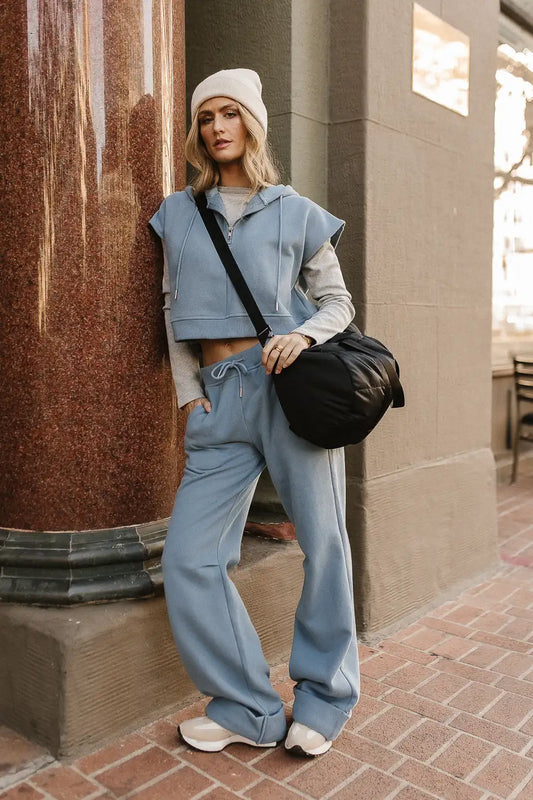 Sweatpants in blue paired with a sporty cropped hoodie 