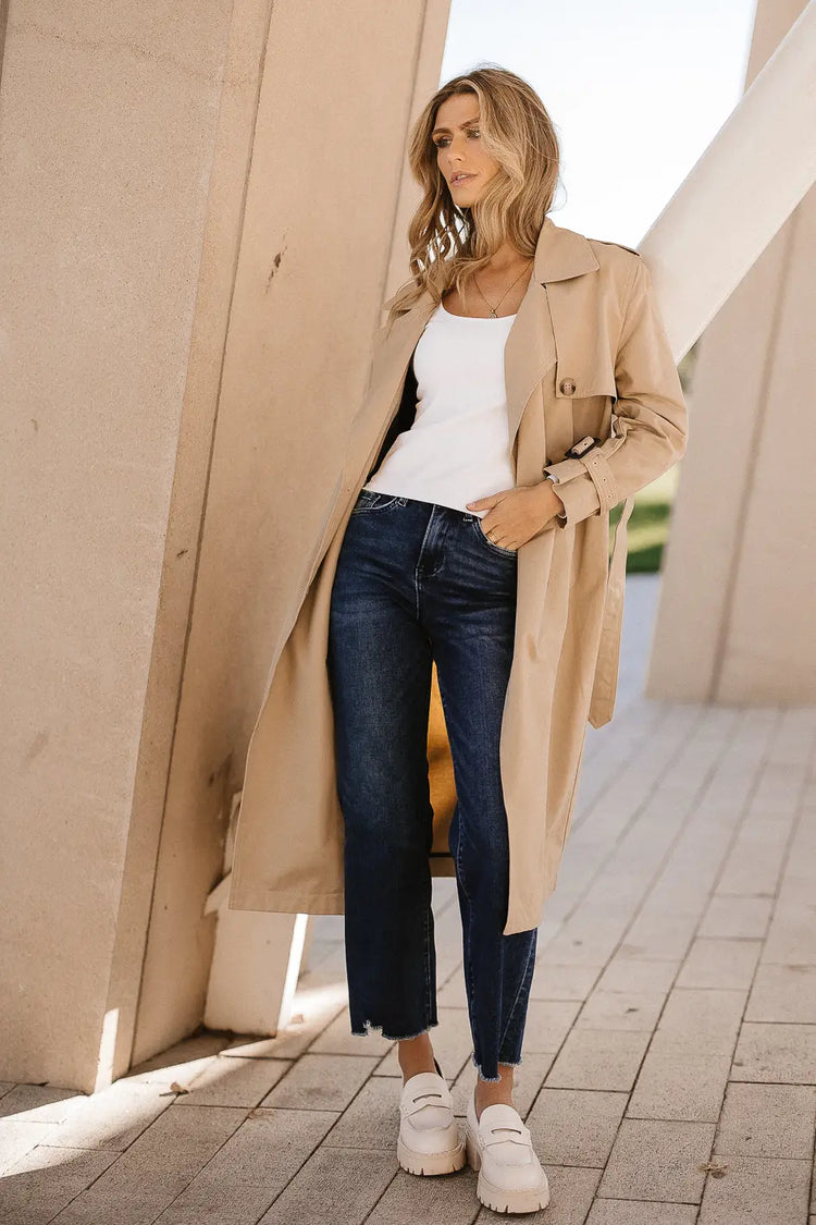 Ribbed top in white paired with a trench jacket in camel 