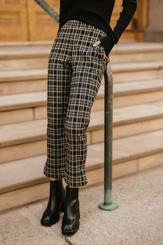 Two hand pockets plaid pants in black 