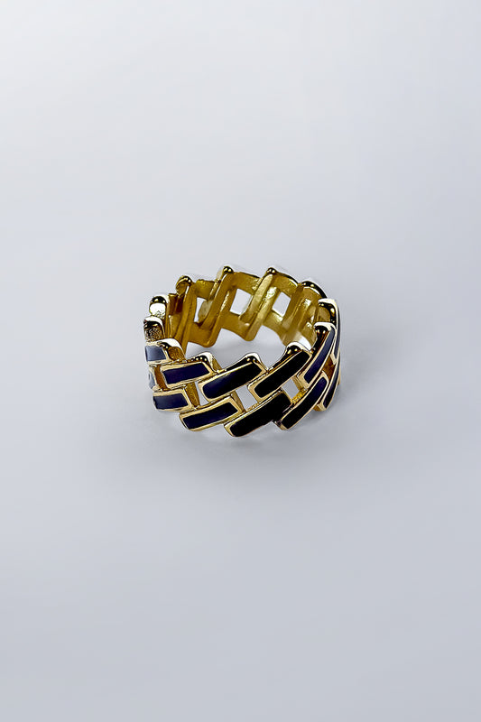 Ring with black design 