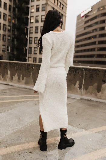 Elastic waist fuzzy skirt in cream 