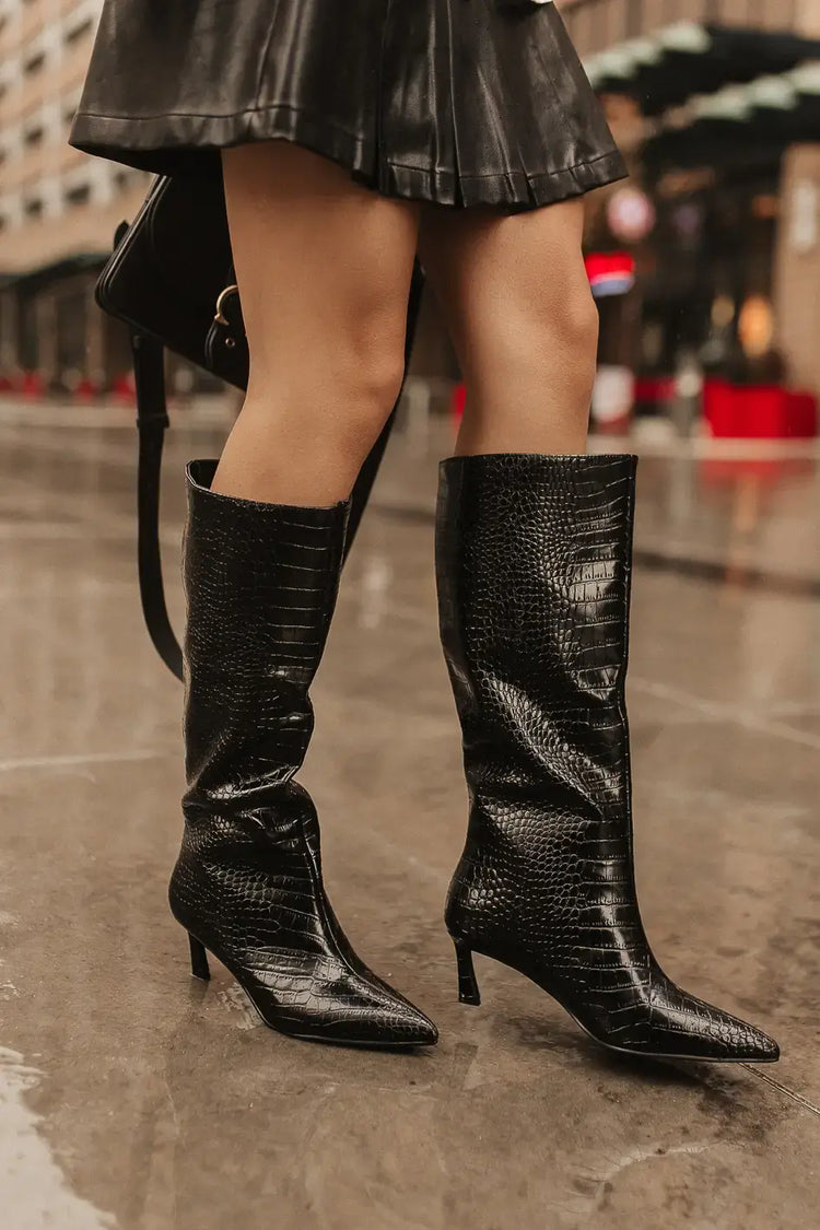 Pointed style leather boots in black 