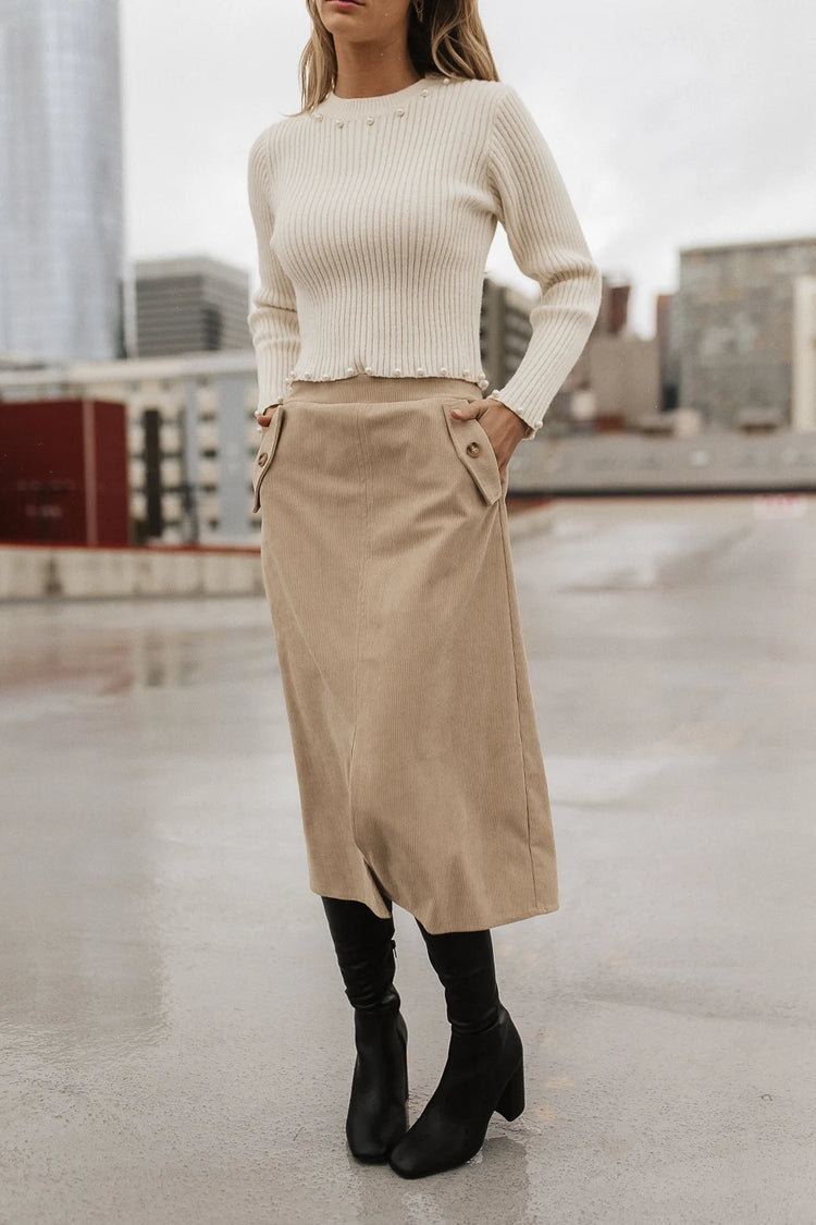 Two front pockets corduroy skirt in beige 